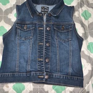 A jean jacket short sleave